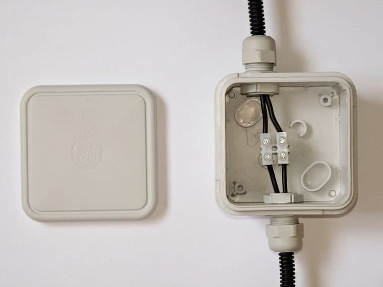 Caja eléctrica de paso con prensaestopas, abierta y cerrada