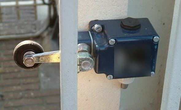 Final de carrera con palanca de rodillo instalado en una estructura